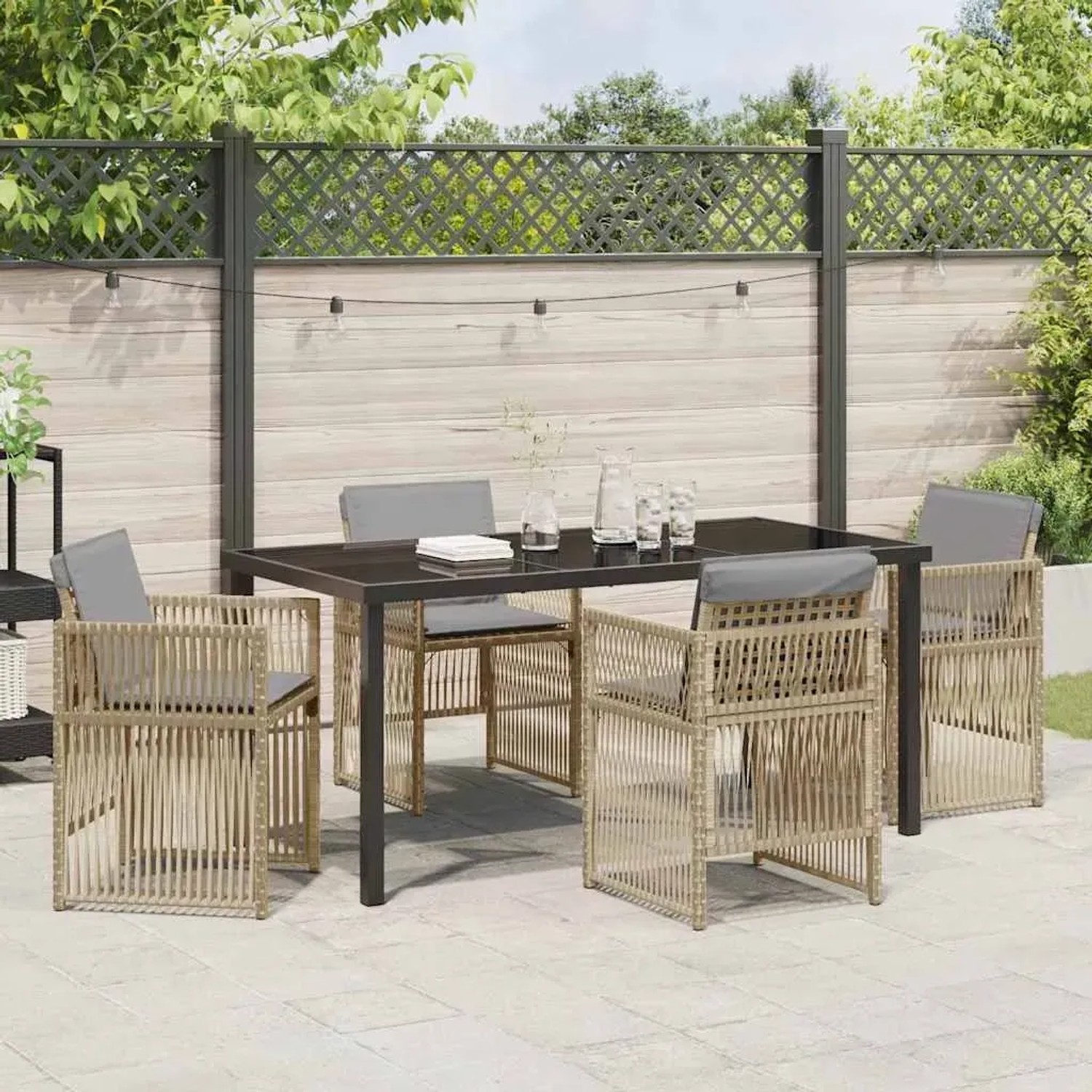 Beige 5-tlg. vidaXL Garten Essgruppe aus Poly Rattan mit Tisch und Stühlen mit grauen Kissen.