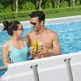 Paar im Bestway Stahlrahmenpool. Rechteckiger Pool mit Stahlrahmen, inkl. Zubehör.