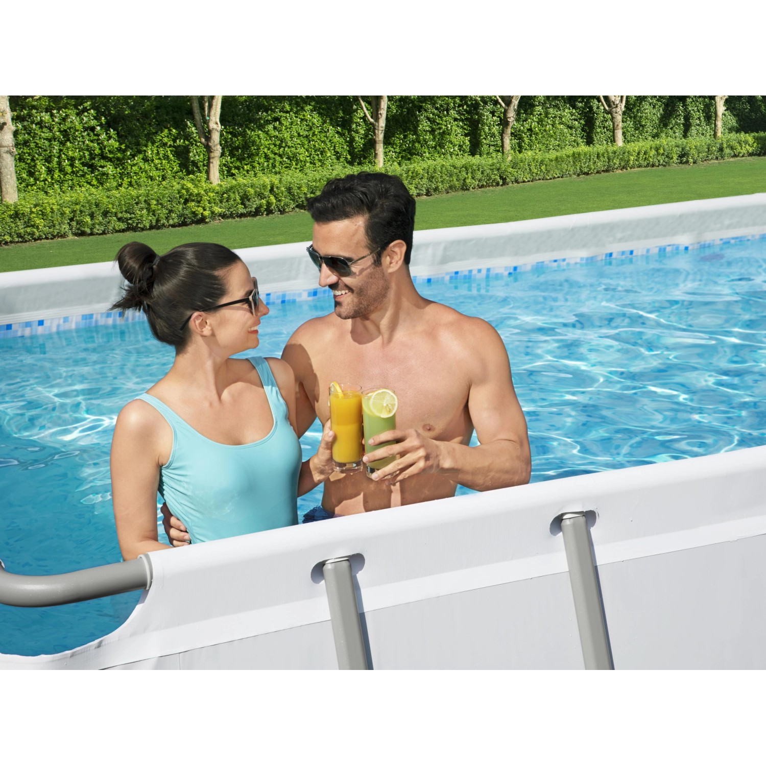 Paar im Bestway Stahlrahmenpool. Rechteckiger Pool mit Stahlrahmen, inkl. Zubehör.