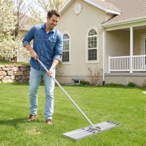 Lächelnder Mann ebnet Rasen mit Wiltec Edelstahl Rasenrakel. Langes Gartenhandgerät für Rasenpflege und Sanden.