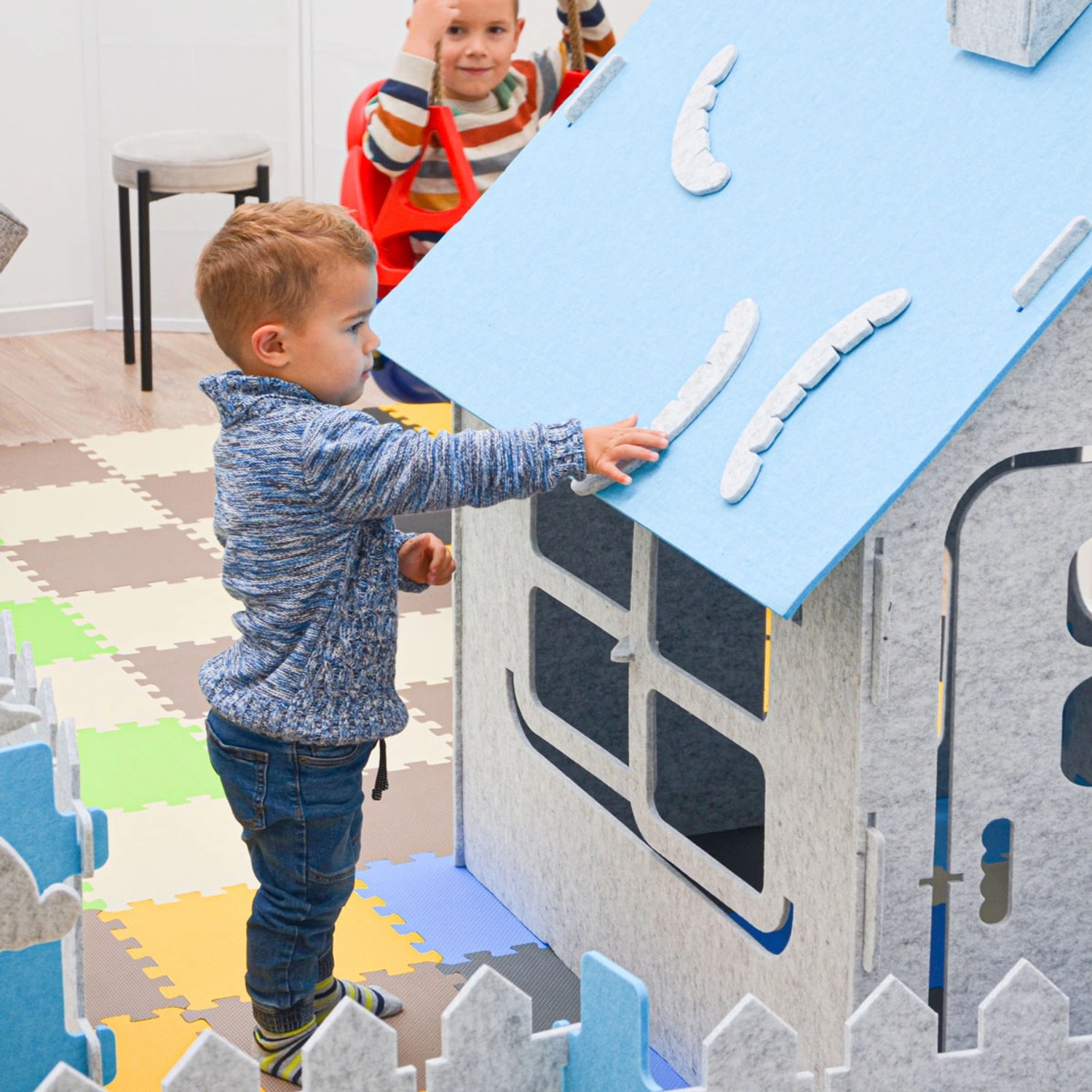 smalla Kinder Spielhaus aus Filz, blau, mit Kind und Zubehör. Robustes, sicheres Indoor & Outdoor Spielzeug.