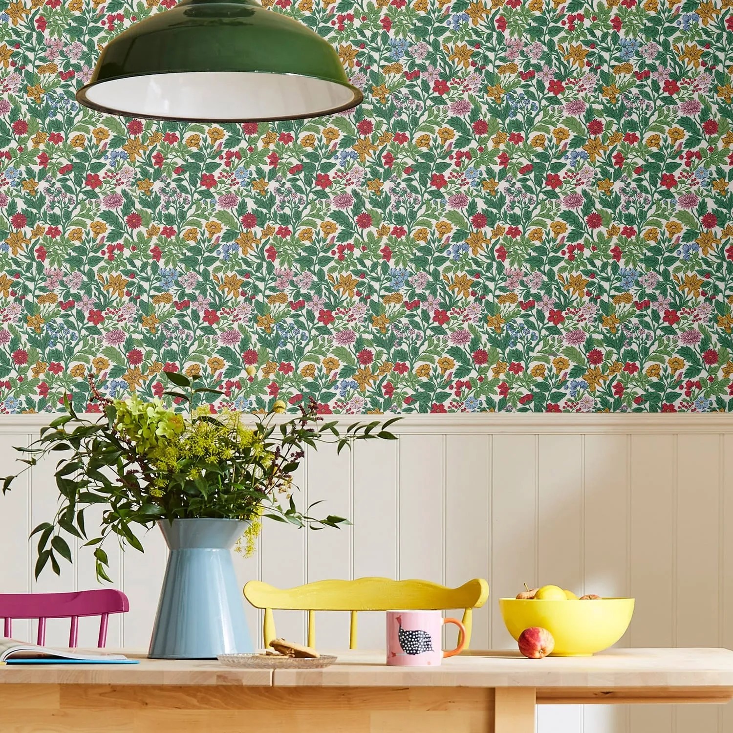 Mehrfarbige Joules Vliestapete Arts and Crafts Floral Rainbow mit Blumenmuster im Landhausstil.