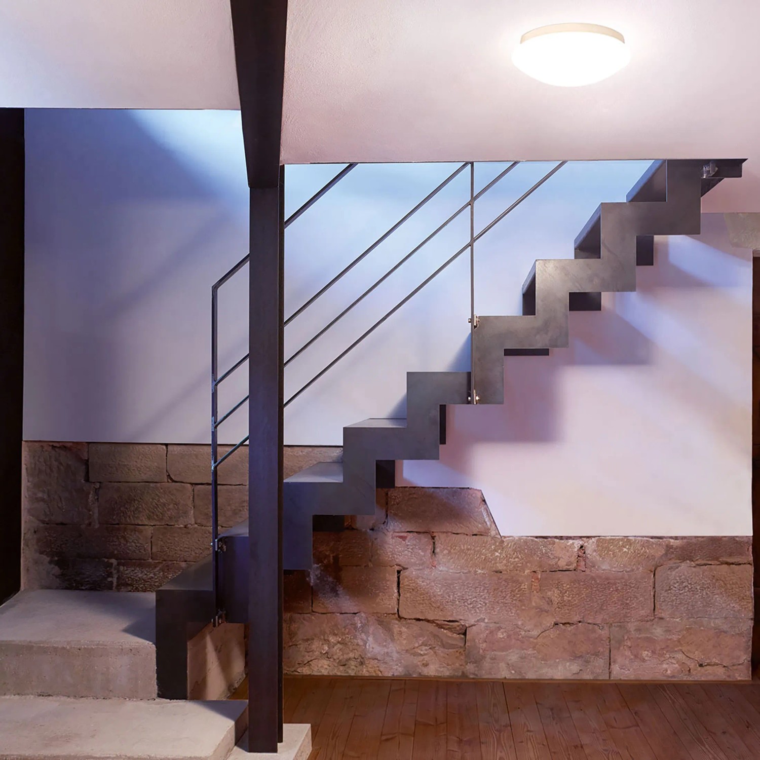 Steinel LED Deckenleuchte RS 16 S mit Bewegungsmelder an Treppenhauswand.