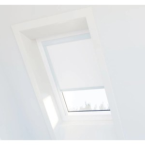 Weißes Avosdim Verdunkelungsrollo für Velux Dachfenster CK04 mit Rahmen.