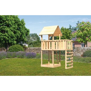 Karibu Spielturm Lotti mit Anbauplattform und Kletterwand im Garten.