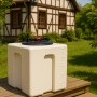 Weißer KMND 60L Kubus Trinkwasser Wassertank aus PE auf Holzterrasse im Garten. Ideal für Regenwasser & Camping.