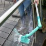 Leifheit Fensterreiniger FlexReach 4 in 1 im Einsatz beim Fensterputzen auf dem Balkon.