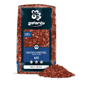 Roter Galamio Kiefernholz-Hackschnitzel 60l Sack, daneben ein Haufen roter Holzchips. Mulch für den Garten.