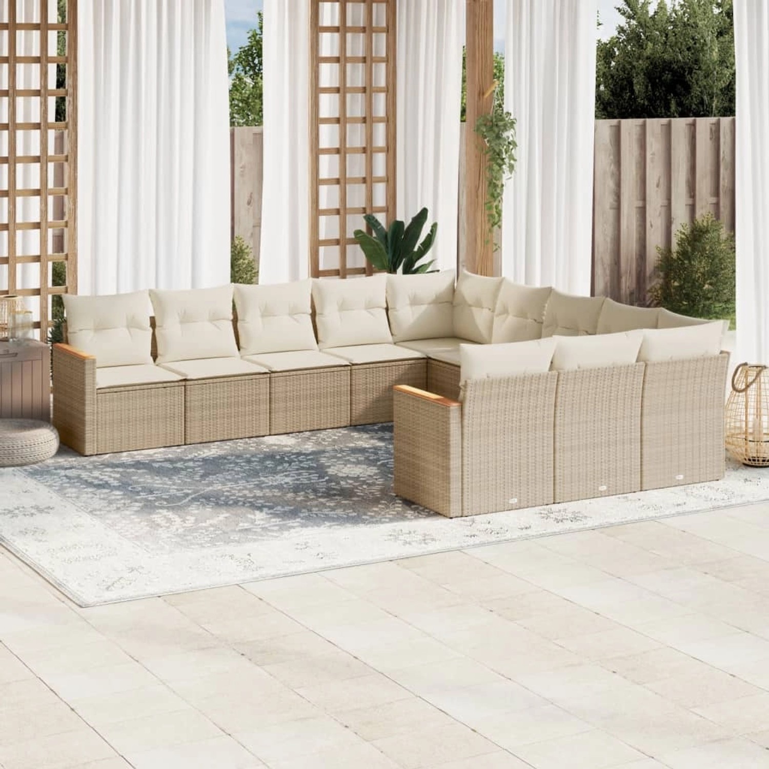 Beige 11-tlg. Garten-Sofagarnitur aus Poly Rattan mit cremefarbenen Kissen.