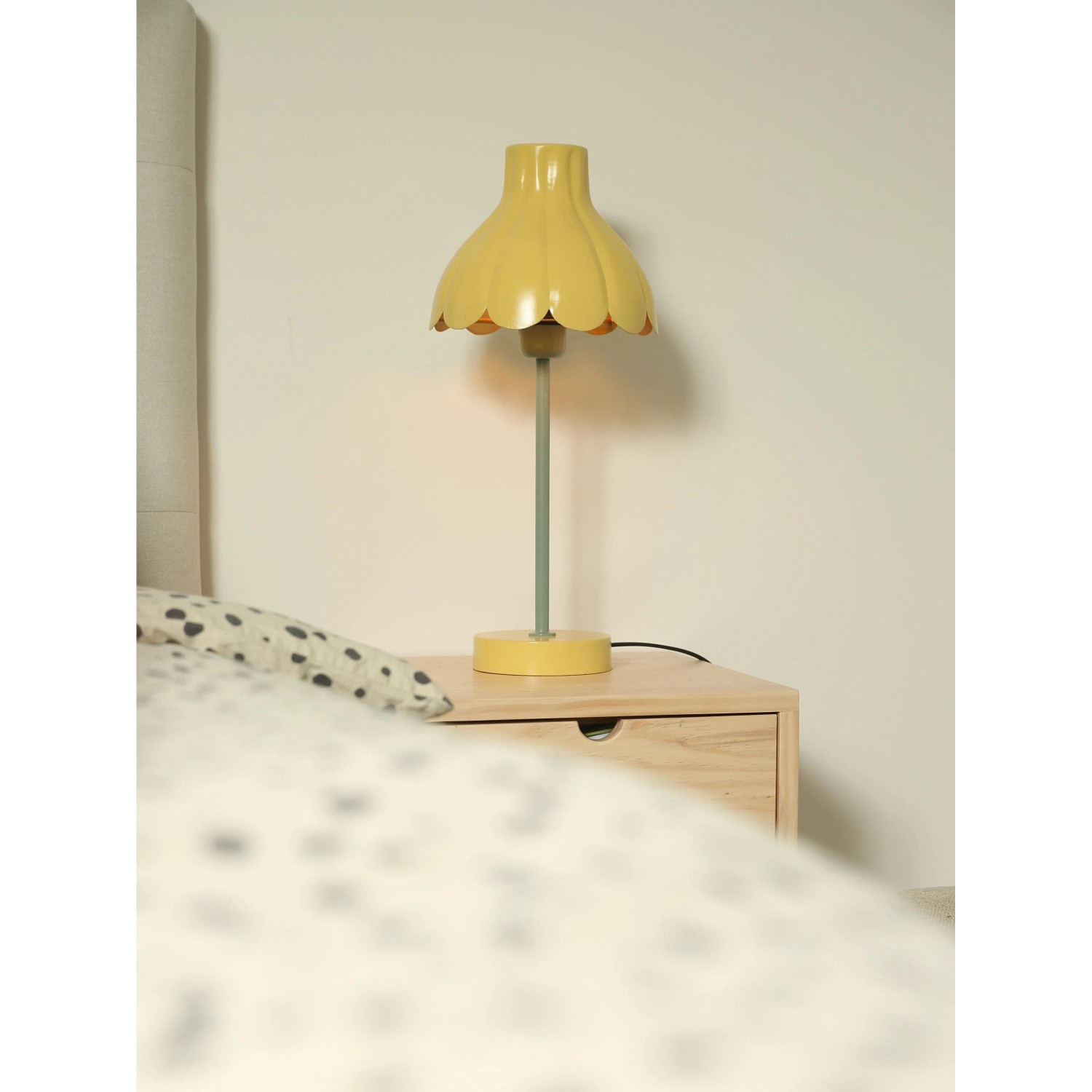 Gelbe PR Home Wera Tischleuchte im Glockenblumen-Design für den Nachttisch.