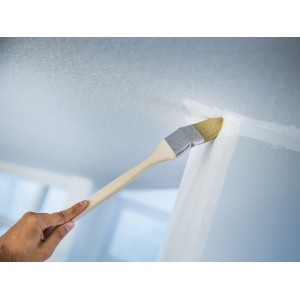 LUX Eckenpinsel 40 mm im Einsatz: Streichen einer Ecke mit Dispersionsfarbe.