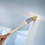 LUX Eckenpinsel 40 mm im Einsatz: Streichen einer Ecke mit Dispersionsfarbe.