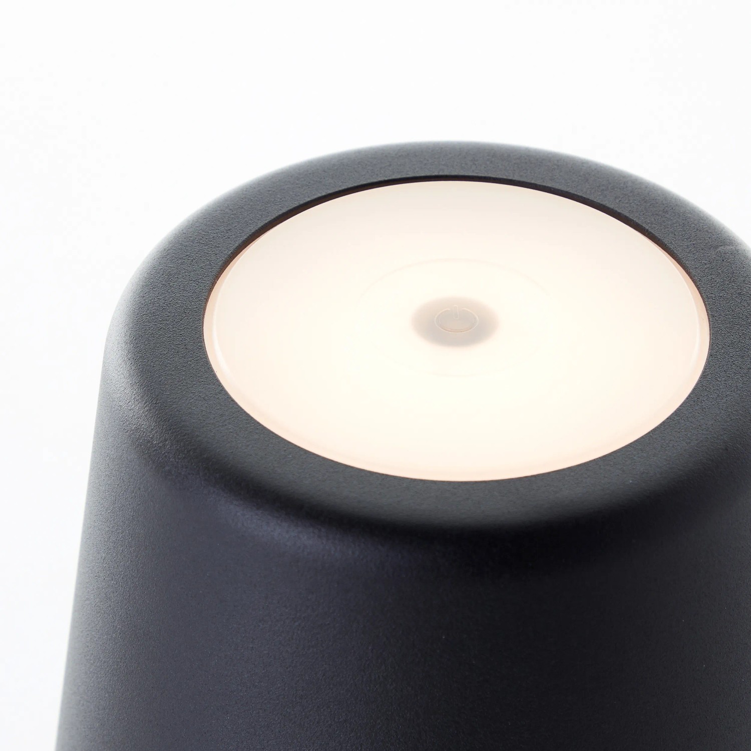 Nahaufnahme: Schwarze, matte LED-Tischleuchte Kaami, 37 cm, für den Außenbereich.