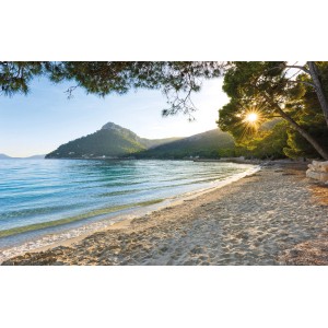 Vlies Fototapete Lonely Paradise mit Strand, Meer und Berglandschaft.