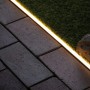 Paulmann Plug & Shine LED-Stripe Smooth, warmweiß, als Wegbeleuchtung im Garten.