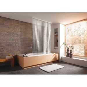 Eckduschrollo von Kleine Wolke, 56/132x240 cm, weiß, im Badezimmer montiert.