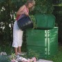 Garantia Komposter Thermo-King 600 l grün beim Befüllen im Garten.