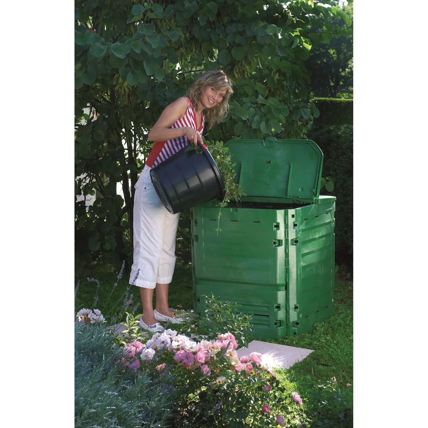 Garantia Komposter Thermo-King 600 l grün beim Befüllen im Garten.