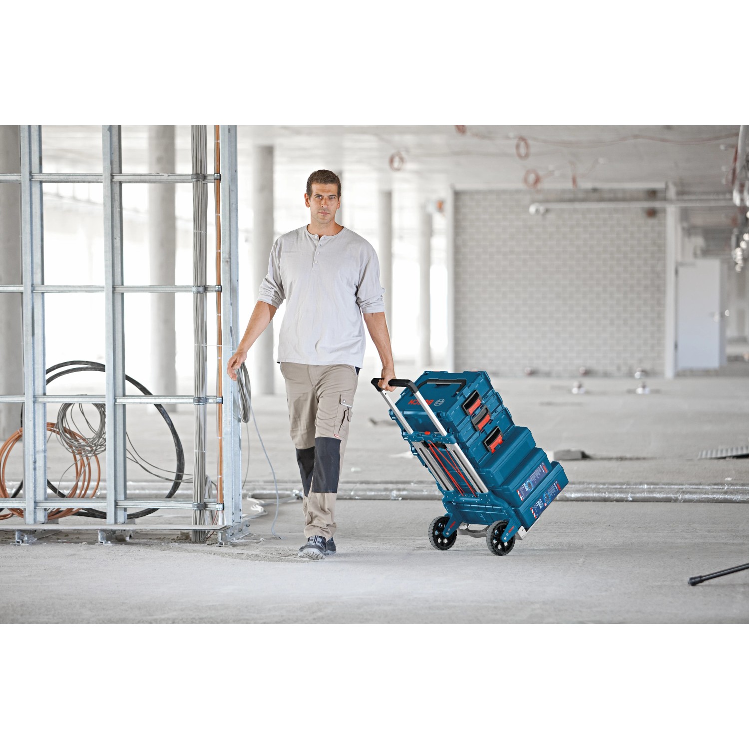 Bosch Professional Alu-Caddy Sackkarre mit Werkzeugkoffern im Einsatz.