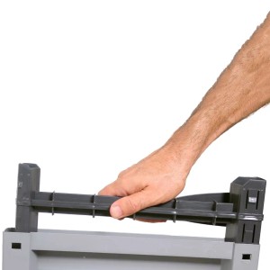 Detailaufnahme: Grauer Kunststoffschrank (Rattan-Design) wird montiert.