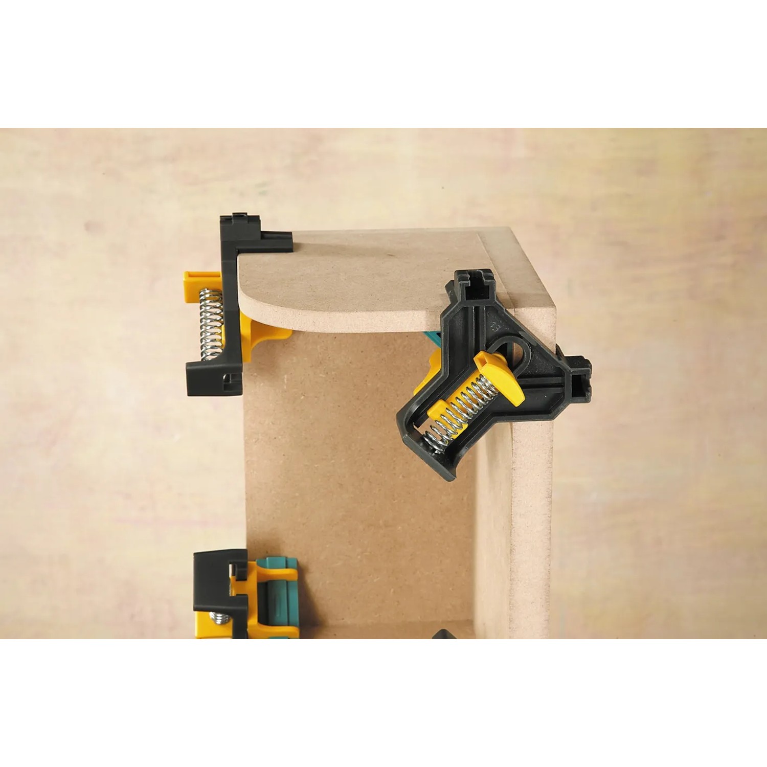 wolfcraft Eckenspanner ES 22 (2 Stück) im Einsatz zur Fixierung von Holzplatten im 90° Winkel.