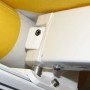 Detailaufnahme der MCW Kassetten-Markise 4,5x3m in Gelb/Weiß, Fokus auf Gelenkarm und Befestigung.
