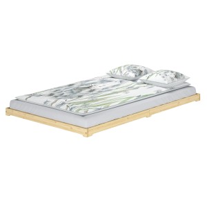 Überlanges Kiefer Massivholzbett 140x220 mit Rollrost und floraler Bettwäsche.