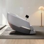 Eleganter grauer Massagesessel mit Zero-Gravity-Funktion, leicht zurückgelehnt. Moderner Relaxsessel mit Touchscreen in hellem Raum.