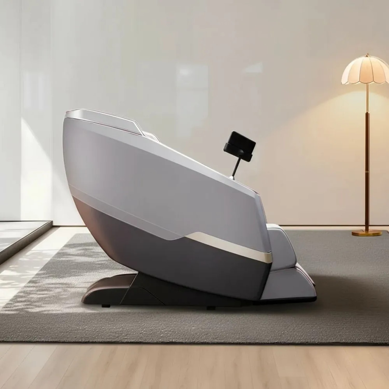 Eleganter grauer Massagesessel mit Zero-Gravity-Funktion, leicht zurückgelehnt. Moderner Relaxsessel mit Touchscreen in hellem Raum.
