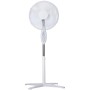 Weißer Standventilator (Ø 40 cm) mit Fernbedienung für angenehme Kühlung.