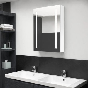 Weißer LED-Spiegelschrank (50x13x70 cm) mit zwei Lichtleisten im Badezimmer.