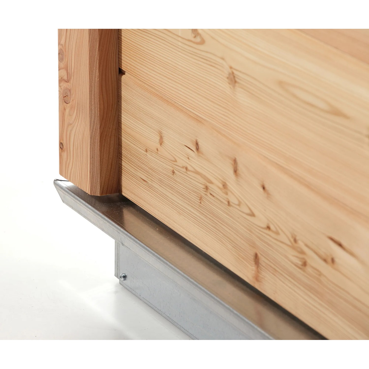 Detailansicht des KGT Hochbeet Woody: Lärchenholz und verzinkter Stahl-Fundamentrahmen.