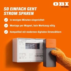 OBI ENERGY TRACKER Stromzähler-Ausleser am digitalen Zähler, von Katze berührt. Einfache Magnetmontage zur Stromverbrauchsmessung.