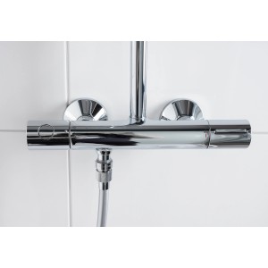 Chromfarbener puregreen Wassersparer für Dusche, montiert an einer weißen Wand.