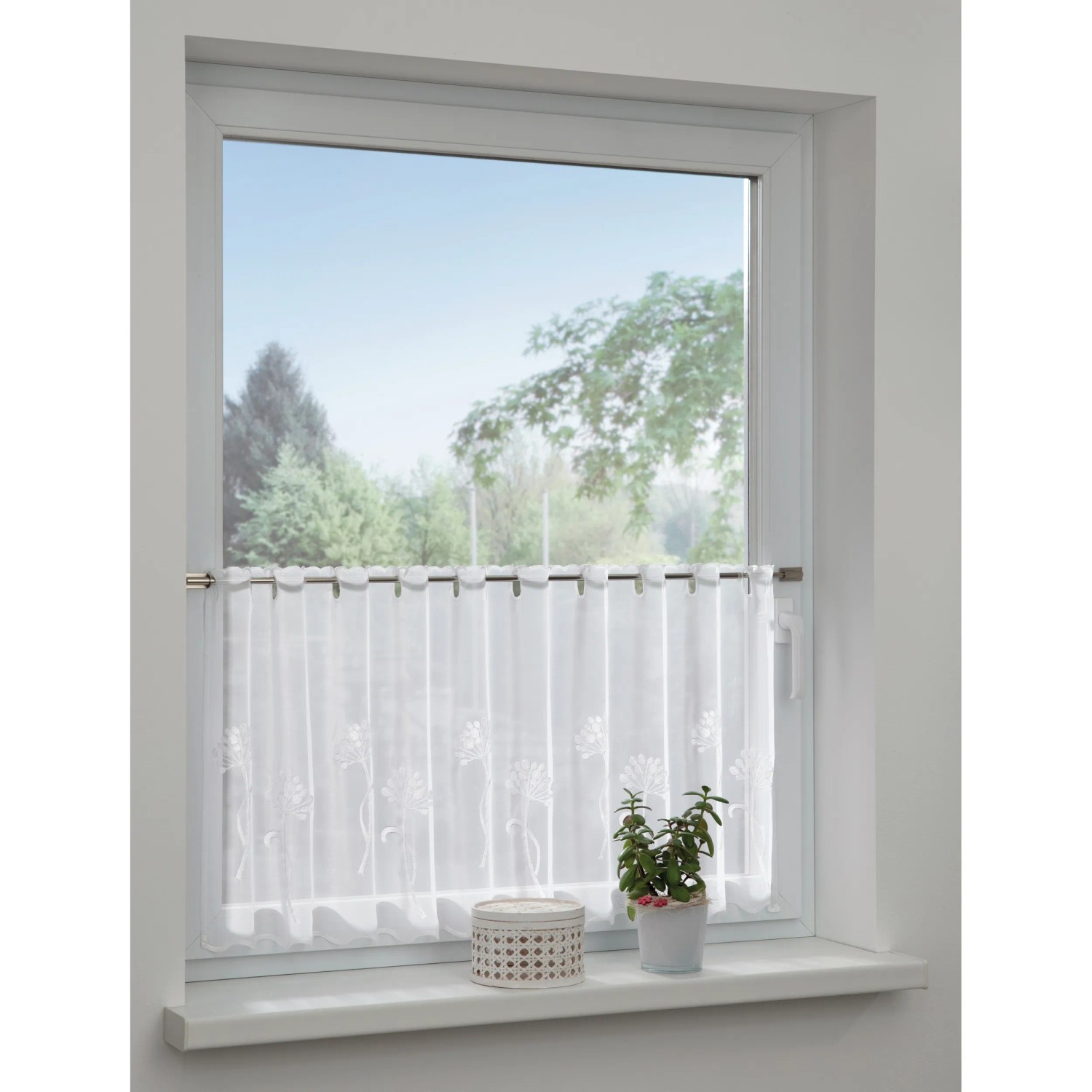 Gardinia Spannvitrage Titan, Ø 7/9 mm, 40-60 cm, mit weißer Scheibengardine am Fenster.