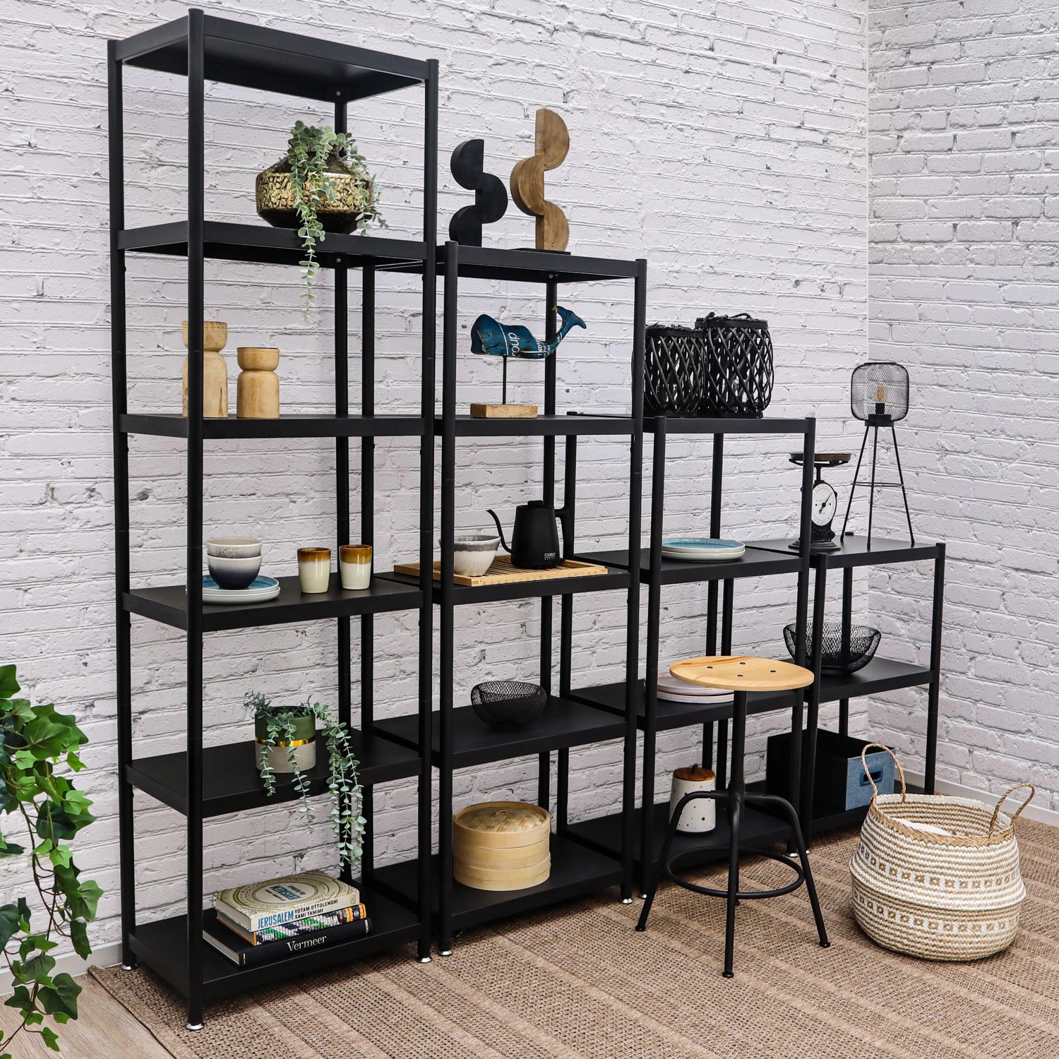 Schwarzes shelfr Metallregal mit 3-6 Ebenen, als Raumteiler oder zur Aufbewahrung.