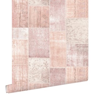 Vliestapete mit orientalischem Kelim-Patchwork-Muster in Pfirsichorange und Rosa. Ideal für dekorative Wandgestaltung.
