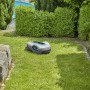 Gardena Sileno life 750 Mähroboter auf Rasenfläche im Garten.