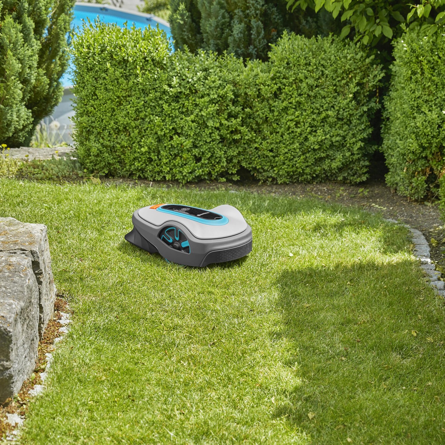 Gardena Sileno life 750 Mähroboter auf Rasenfläche im Garten.