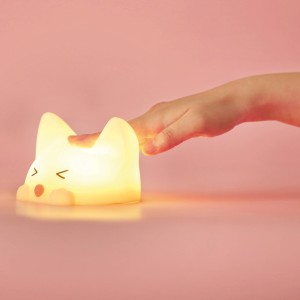 Dimmbares LED Kinder-Nachtlicht Catty Cat mit Soundeffekt und Hand auf dem Kopf.