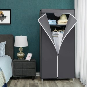 Grauer Songmics Textil-Kleiderschrank (160x75x45cm) mit geöffnetem Reißverschluss vor Schlafzimmer-Hintergrund.