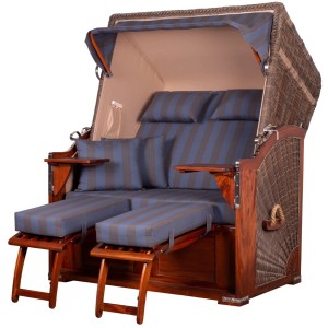 Komplettset: Mahagoni Strandkorb Schaalsee mit grauem PE-Geflecht, Fußstützen und Bistrotischen.