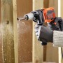 Black+Decker Schlagbohrmaschine BEH850K beim Bohren in Holz, inklusive Koffer.