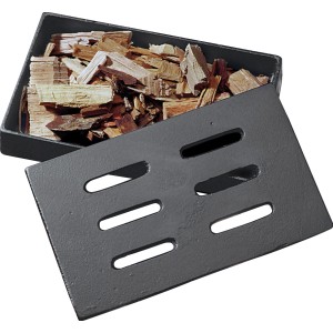 Char-Broil Räucherbox aus Gusseisen mit Holzchips und Deckel für Grillaromen.