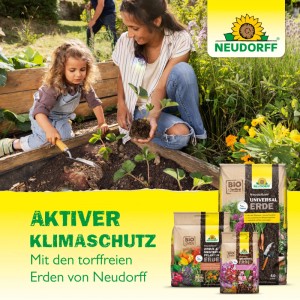 Neudorff NeudoHum Balkon- & Kübelpflanzenerde 40L: Mutter und Kind pflanzen Erdbeeren im Garten.