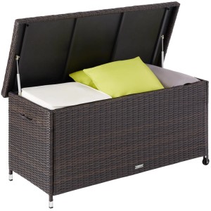 Geöffnete, braune Tectake Auflagenbox Kiruna mit Rattangeflecht, Rollen und Kissen.