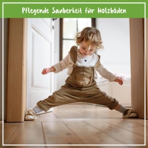 Kind spreizt Beine auf hellem, gepflegtem Parkettboden. Poliboy Parkett & Holzdielen Pflege für saubere Holzböden.
