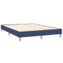 Blaues Boxspringbett 140x200 cm mit Holzlattenrost und Füßen.