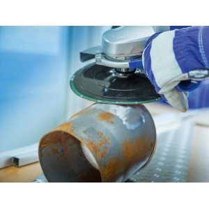 LUX Fiberscheibe Classic Ø 180 mm beim Entrosten eines Metallrohrs mit einem Winkelschleifer.
