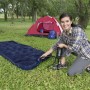 Aufgepumptes Single-Luftbett (185x76x22cm) beim Camping mit Zelt im Hintergrund.